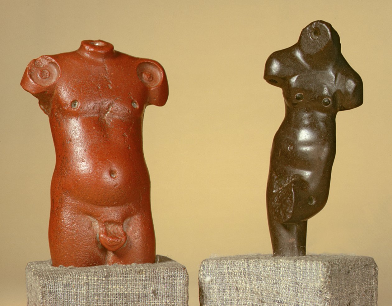 Rød sandsten mandlig torso og grå sandsten danser, Harappa, 2300-1750 f.Kr. af Unbekannt Unbekannt
