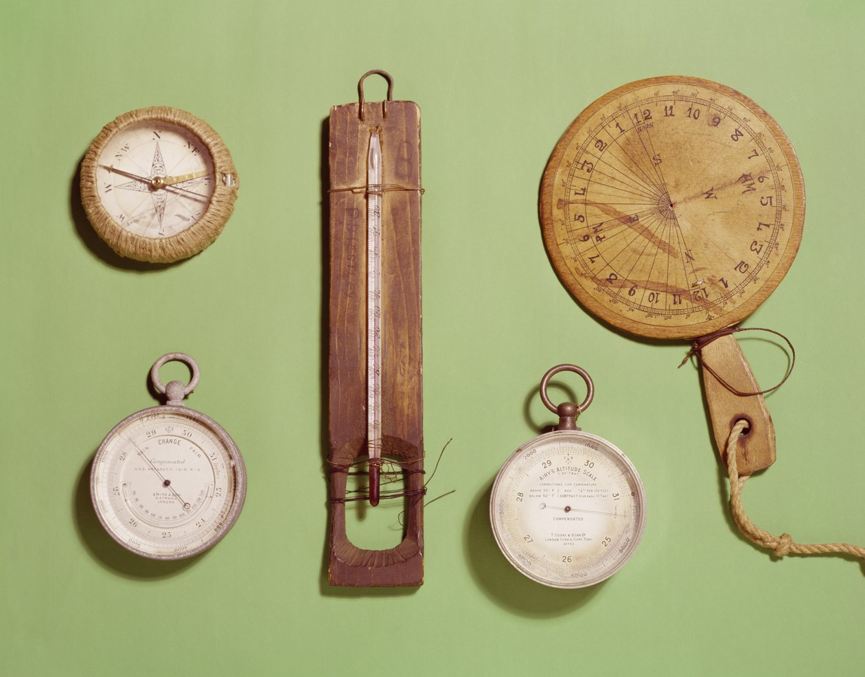 Scotts kompas, termometer, solur, barometer og højdeskala brugt på Antarktis ekspedition, 1910-12 af Unbekannt Unbekannt