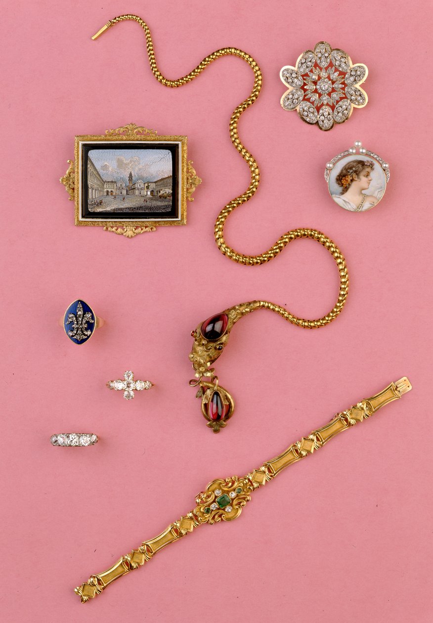 Udvalg af smykker fra det 20. århundrede: cabochonslange halskæde med granat; miniature mosaik broche; smaragd og diamant klynge armbånd af Unbekannt Unbekannt