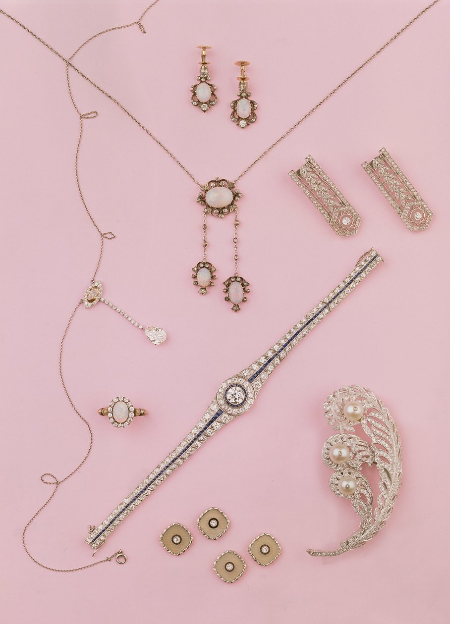 Udvalg af edvardianske og art deco-smykker: opal øreringe og vedhæng; diamant neglige vedhæng; struds fane broche; diamant og onyx manchetknapper og nitter af Unbekannt Unbekannt