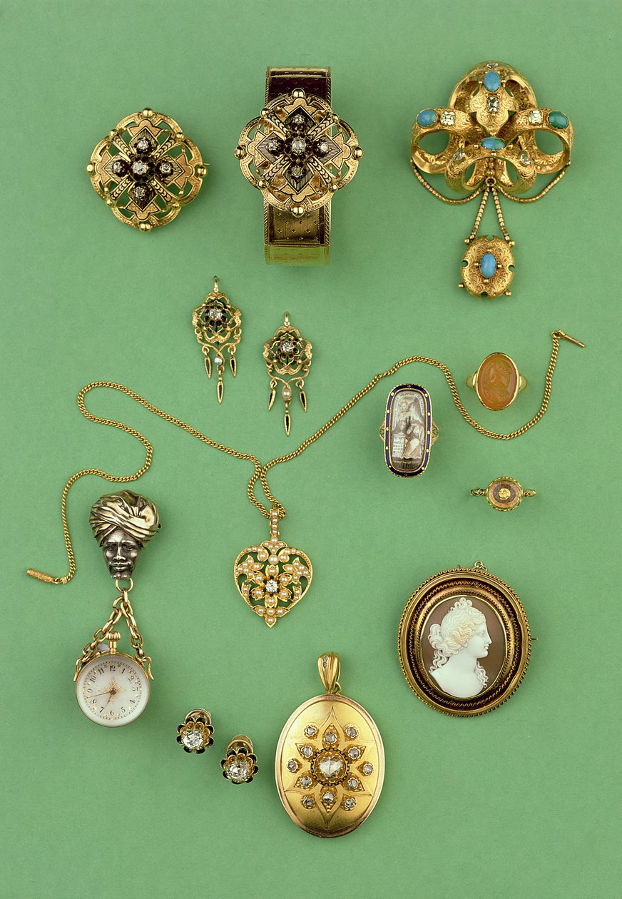 Udvalg af smykker: guld og emalje armbånd, guld og turkis mavebroche, Fob ur, sørgering, Cornelian cameo ring og rosensleben diamant medaljon af Unbekannt Unbekannt