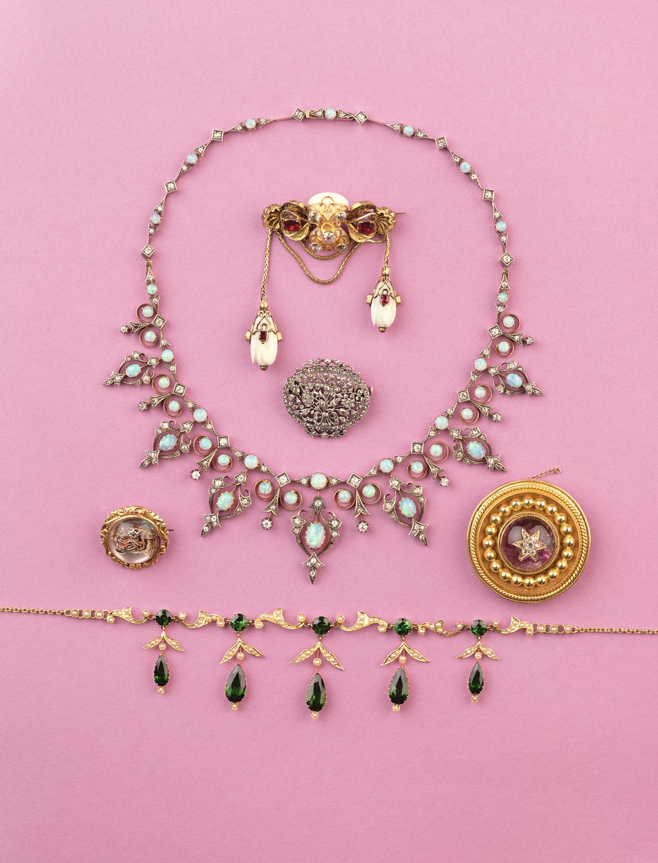 Udvalg af victorianske smykker: turmalin og split-perlehalskæde; oval broche med rosensleben diamant; opal og diamant halskæde; cabuchon ametyst stjerne broche; Essex krystal af snerrende tiger af Unbekannt Unbekannt