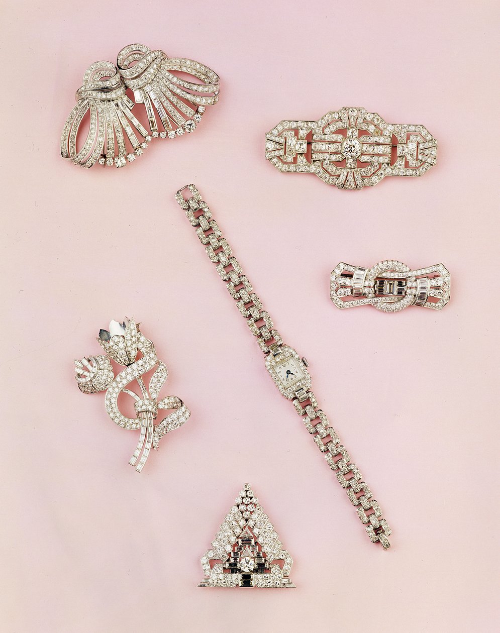 Udvalg af diamantsmykker: baguette og marquise-formet diamantspraybroche; Art Deco diamant klip; panel diamant broche; dameur med aflangt urkasse af Unbekannt Unbekannt