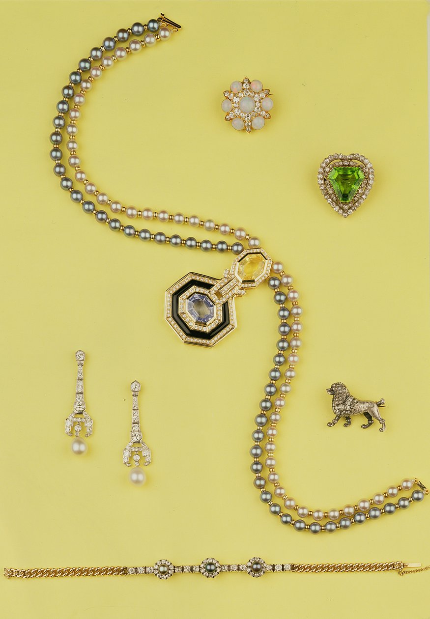 Udvalg af smykker: Art Deco-stil kulturperlehalskæde med gule og blå safirer; diamant- og perlevedhængsøreringe; opal og rose diamant klynge stjerne broche; rosen diamant puddel broche af Unbekannt Unbekannt