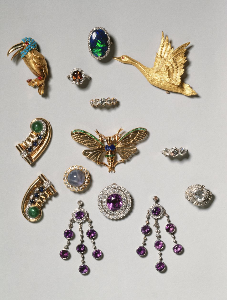 Udvalg af smykker: ametyst og diamant lysekrone øreringe; cabochon stjerne safir og diamant broche; sort opal ring; ametyst og diamant broche eller vedhæng; guld flyvende svane klip broche; Tiffany af Unbekannt Unbekannt