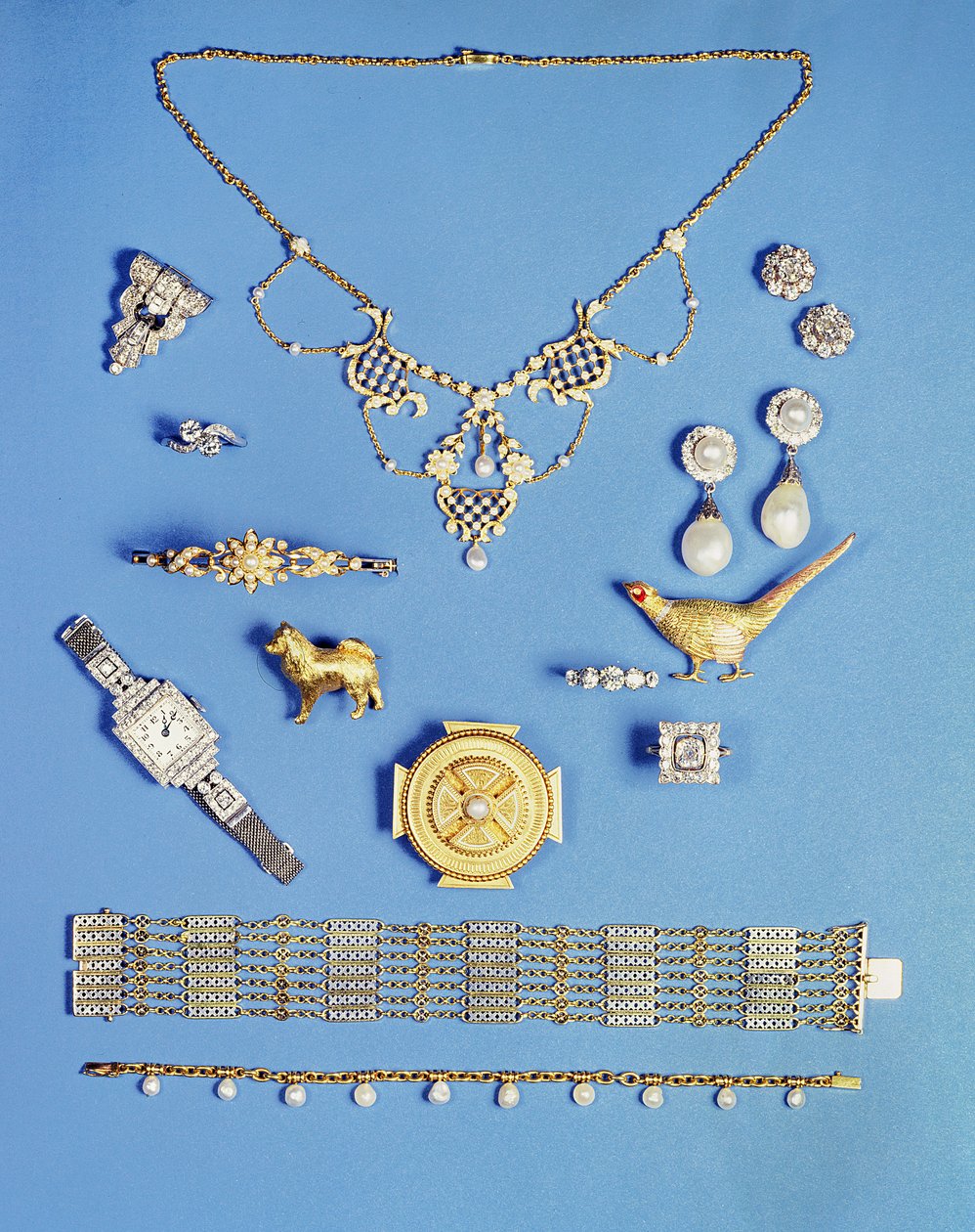 Udvalg af smykker: perle- og guldvedhæng; Art Deco diamant klip broche; perle dråbe øreringe; Keltisk stil guldbroche; Edwardian kæde armbånd; fasan broche; halvt perleguld hængslet armring af Unbekannt Unbekannt