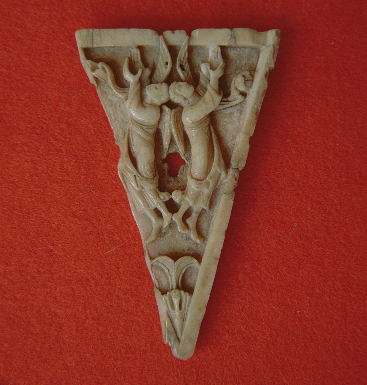 Trekantet panel af elfenben forestillende to engle, ca. 1000 af Unbekannt Unbekannt