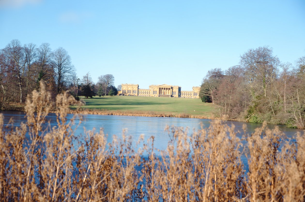 Udsigt fra husets sø, bygget af Sir John Vanbrugh (1664-1726) og park anlagt af Capability Brown af Unbekannt Unbekannt