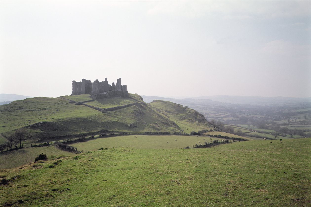 Udsigt over Carreg Cennen Castle, South Wales, bygget c.1350 af Unbekannt Unbekannt