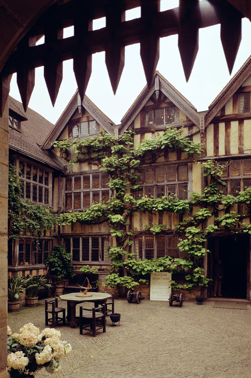 Udsigt over den indre gårdhave, Hever Castle, Kent, slutningen af det 15. århundrede af Unbekannt Unbekannt