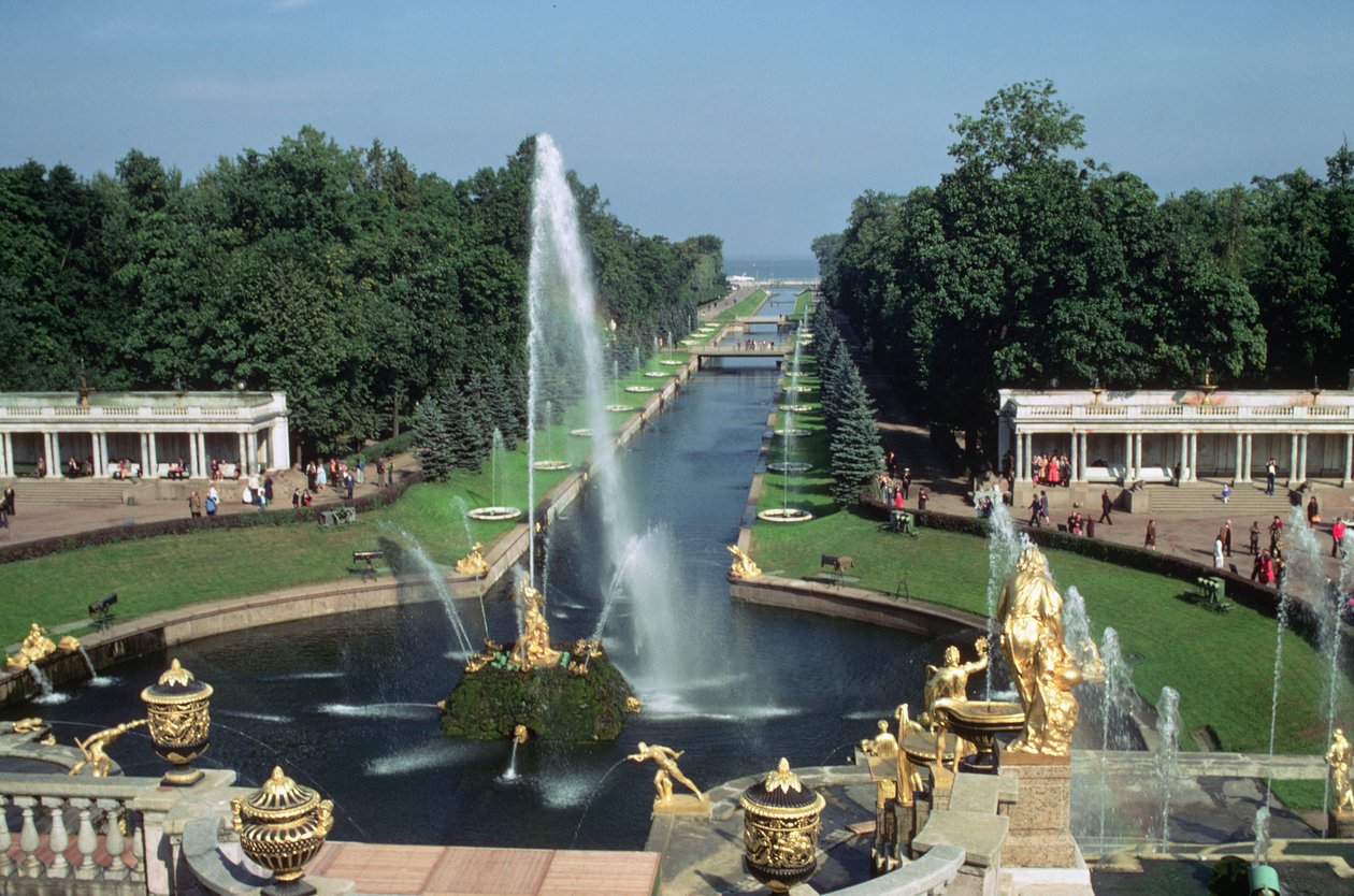Udsigt over Samson-fontænen og kanalen, Peterhof-paladset af Unbekannt Unbekannt
