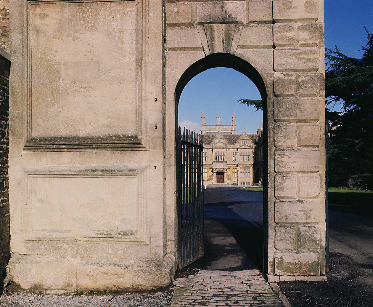 Udsigt over sydfronten gennem porten, Corsham Court, Wiltshire af Unbekannt Unbekannt