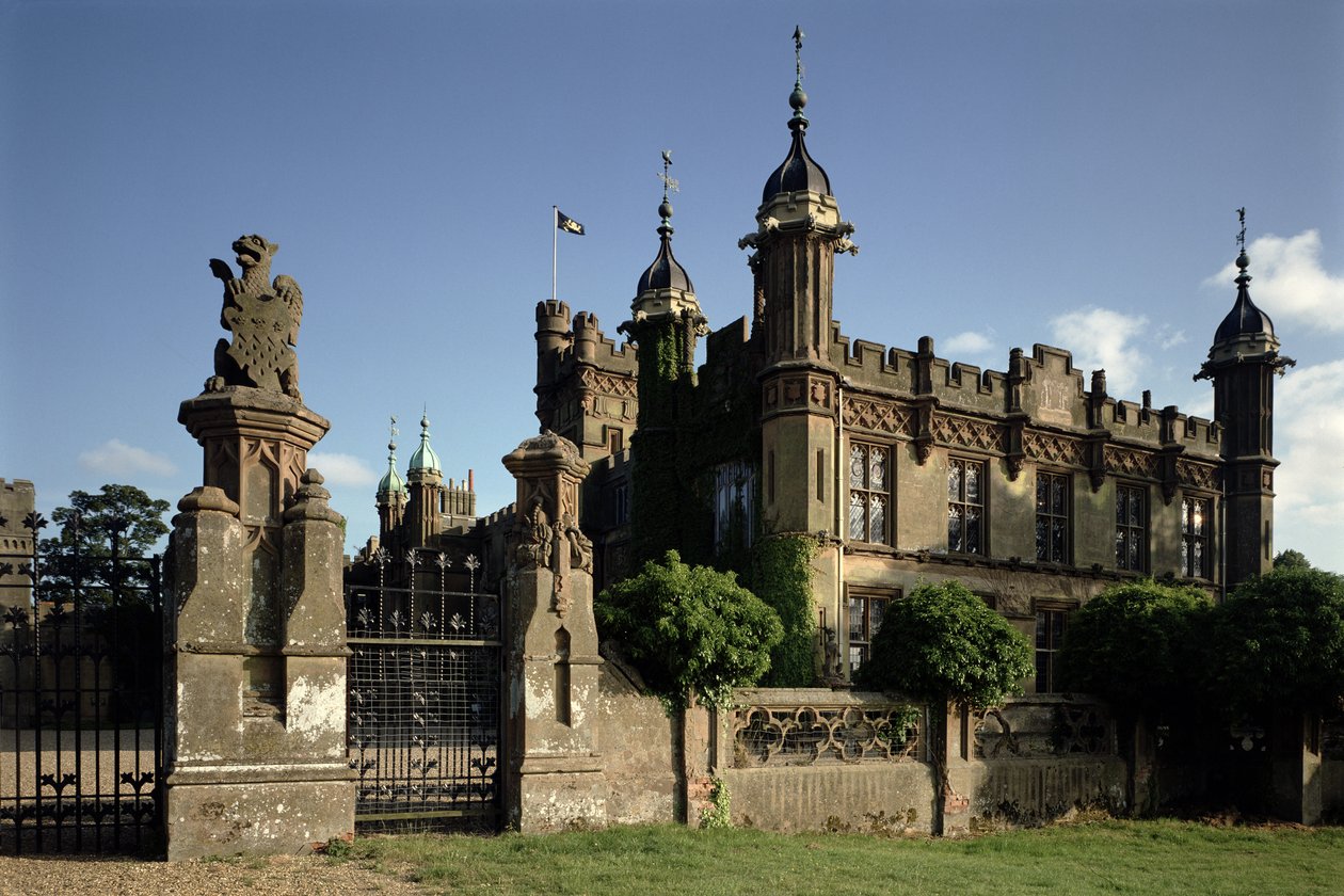 Udsigt over indgangen til huset fra nordvest, Knebworth House, Hertfordshire af Unbekannt Unbekannt