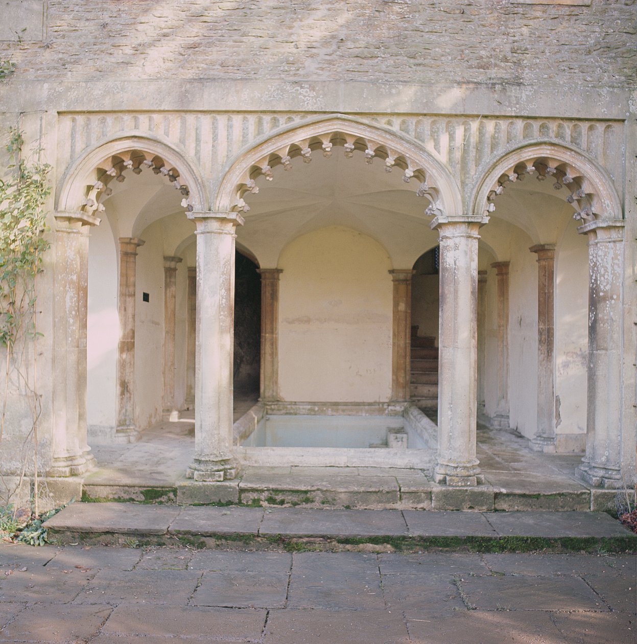 Udsigt til det ydre af Bath House, Corsham Court, Wiltshire af Unbekannt Unbekannt