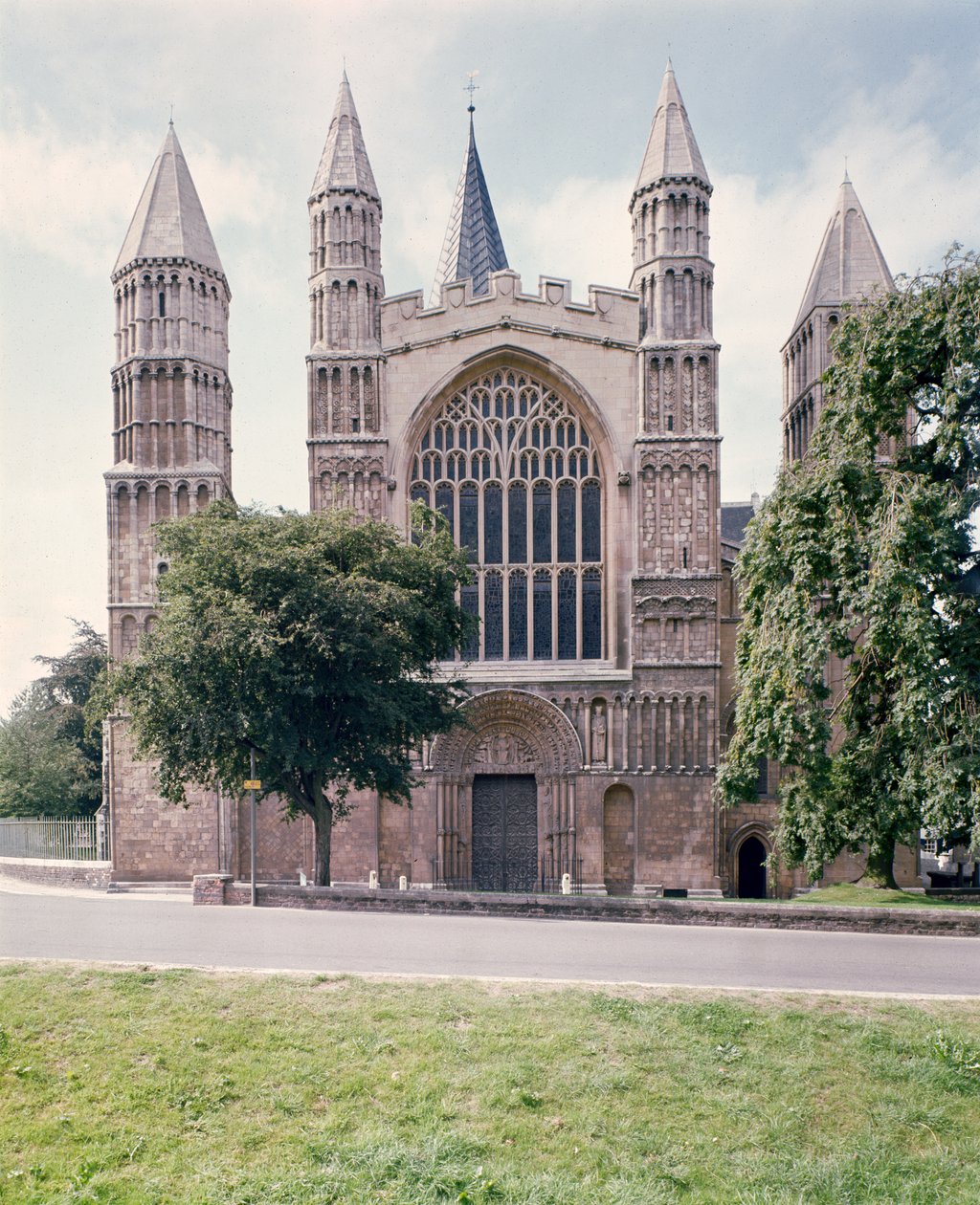 Udsigt over vestfronten af Rochester Cathedral, bygget ca. 1150 af Unbekannt Unbekannt