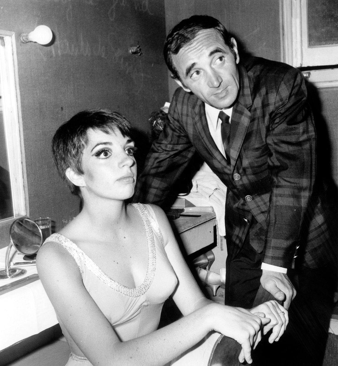 Den franske sanger Charles Aznavour lykønsker Liza Minnelli i Backstage ved Olympia den 16. maj 1966 af Unbekannt Unbekannt