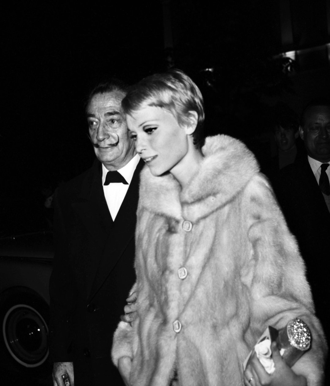 Salvador Dali og Mia Farrow ved premieren på filmen "The Night of the Generals", Paris, 19. april 1967 af Unbekannt Unbekannt