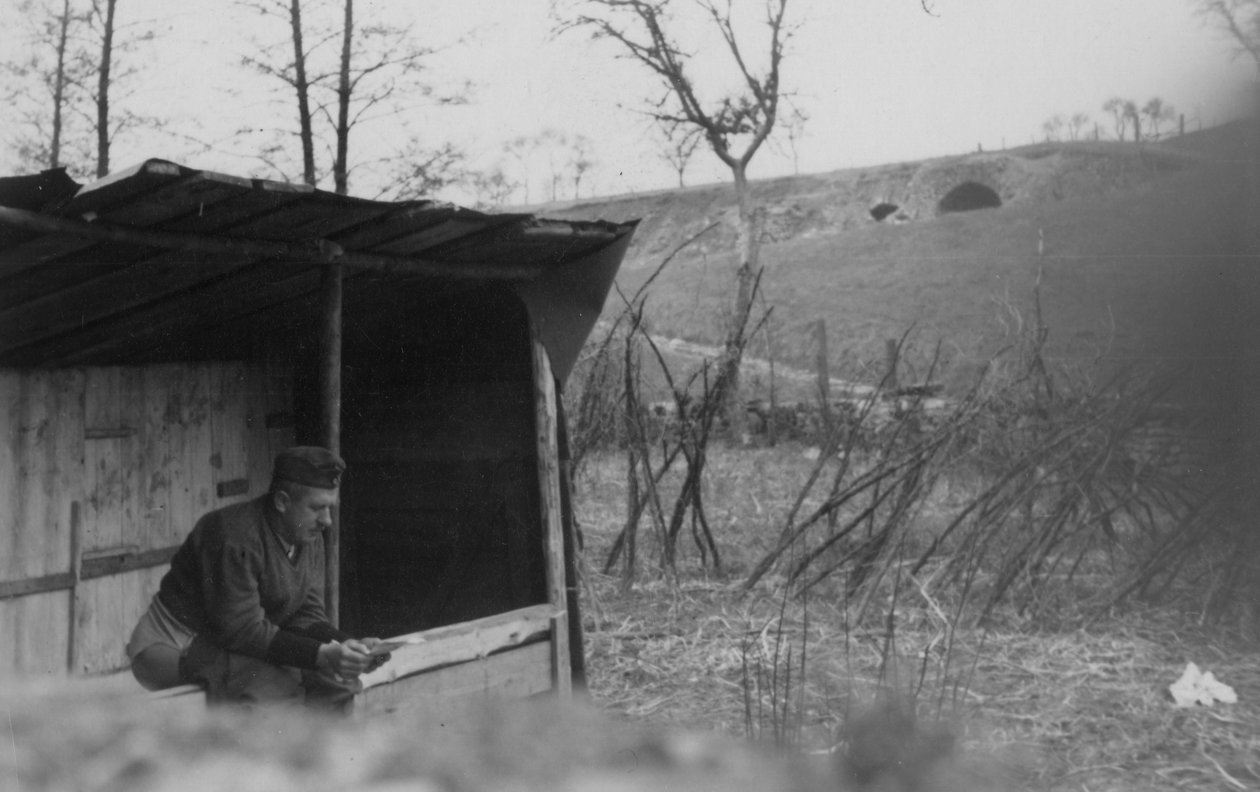 En soldat der bruger toilettet, 1942 af Unbekannt Unbekannt