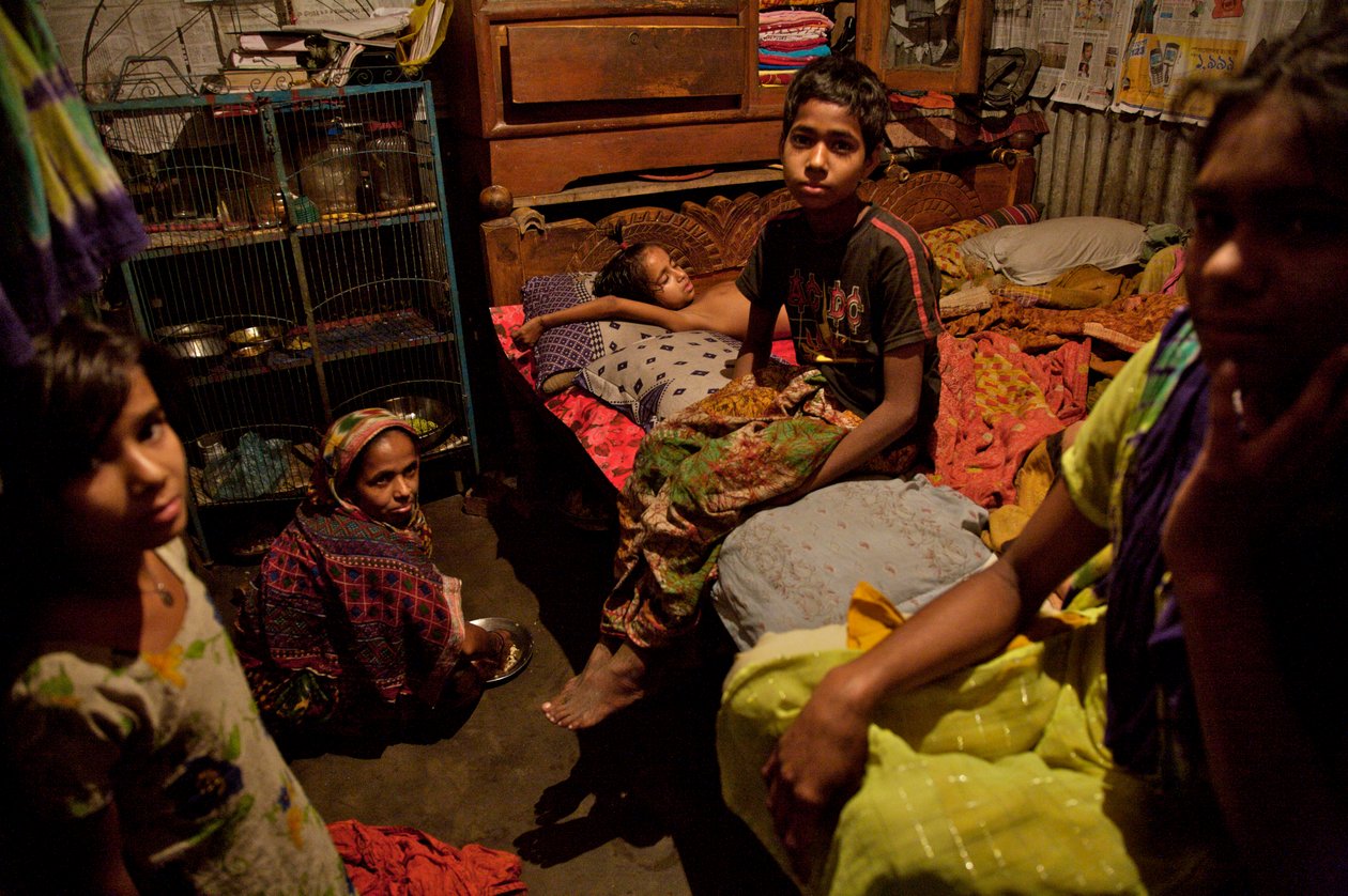 En familie i bambus-slumkvarteret nær Buriganga-floden i Old Dhaka, Bangladesh. 21. februar 2007. Så mange som 6 til 10 personer bor i 10 fod gange 10 fods værelser og deler fælles håndpumpe, toilet og køkken imellem sig. De fleste mennesker, der bor i såd af Unbekannt Unbekannt