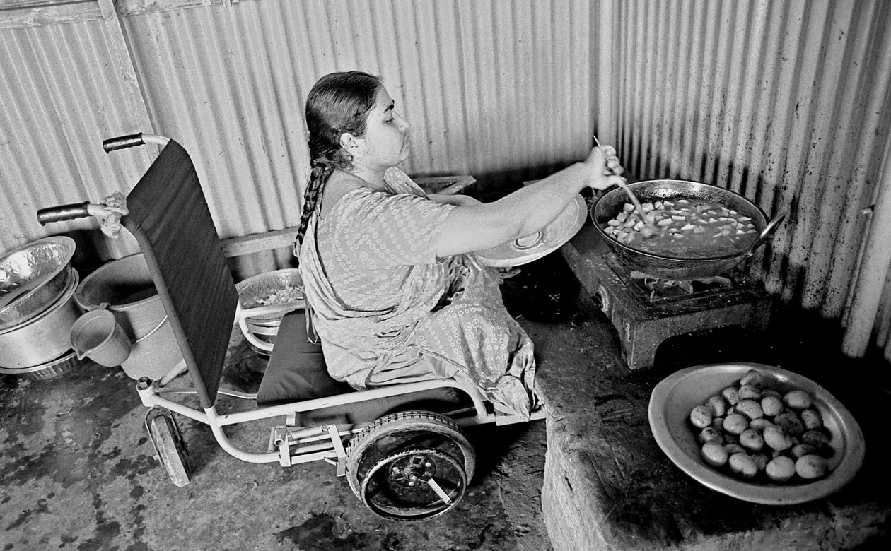 En fysisk udfordret kvinde tilbereder mad til sine kolleger på Center for Rehabilitering af Lammede, CRP i Savar, Dhaka, Bangladesh. 2005. af Unbekannt Unbekannt