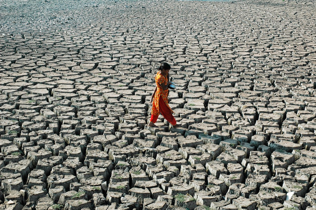 En ung pige og hendes søster fra gruppen under fattigdomsniveau ved det udtørrede flodleje Buriganga i Hazaribagh, Dhaka, Bangladesh. 4. marts 2005. af Unbekannt Unbekannt