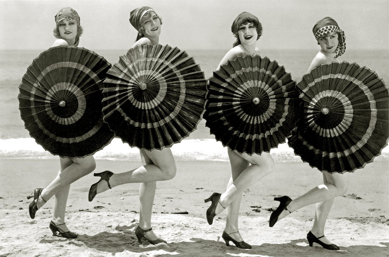 Badeskønheder med parasoller, ca. 1928 af Unbekannt Unbekannt