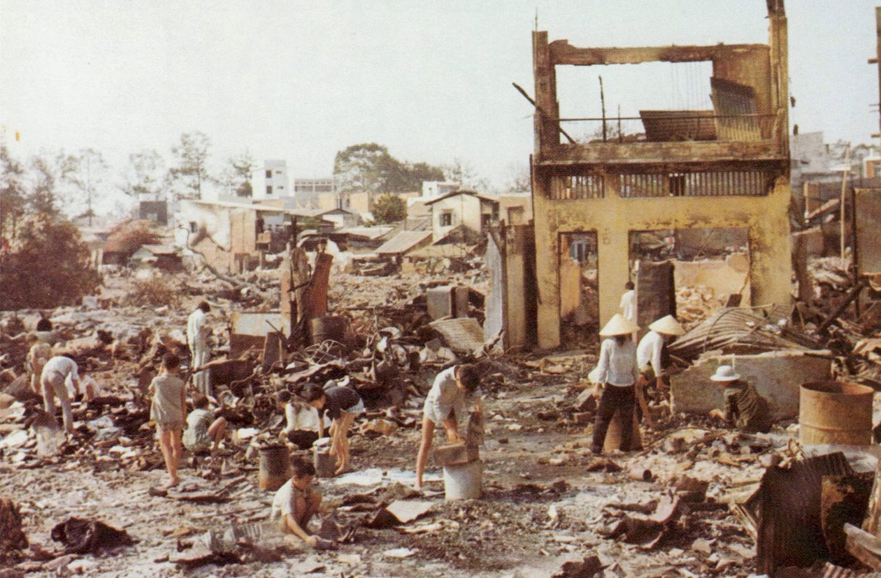 Civile sorterer gennem ruinerne af deres hjem i Cholon, den stærkt beskadigede kinesiske del af Saigon, Tet Offensive, Vietnamkrigen, 1968 af Unbekannt Unbekannt