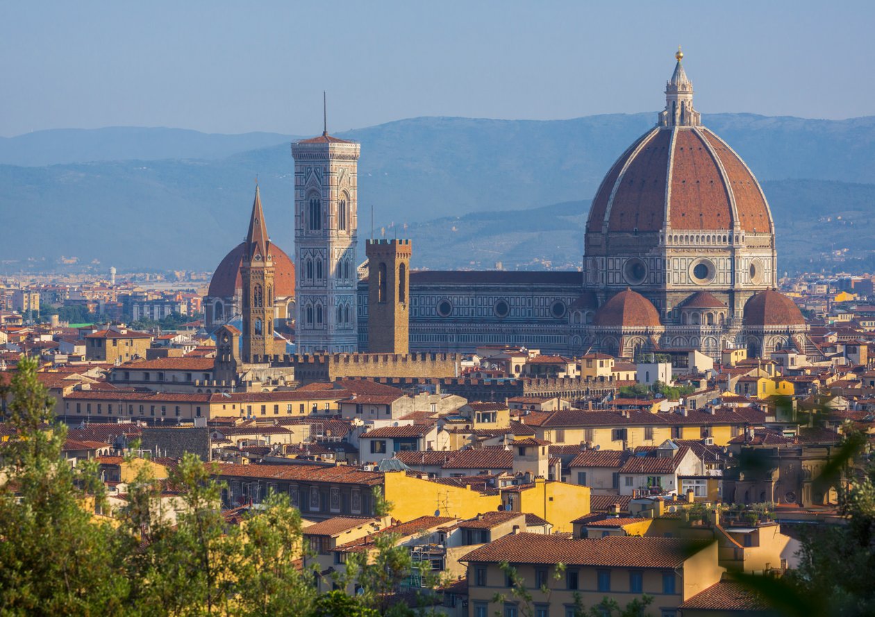 Firenze, Toscana, Italien. Udsigt over byen til Duomo - katedralen Santa Maria del Fiore - og Campanile fra Piazzale Michelangelo. af Unbekannt Unbekannt