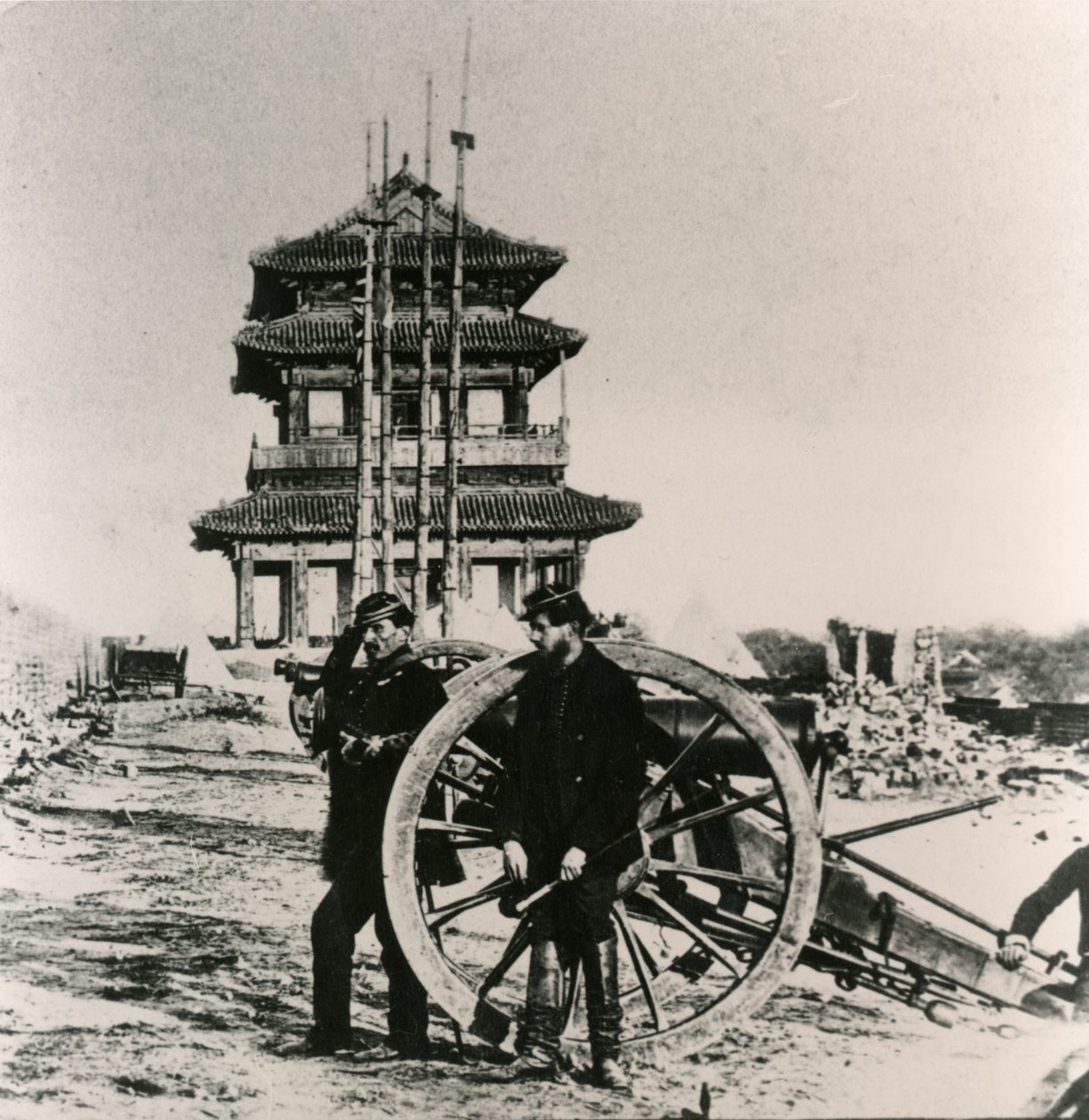 Franske soldater ved en kanon i Peking under den engelsk-franske ekspedition til Kina, 1860 af Unbekannt Unbekannt