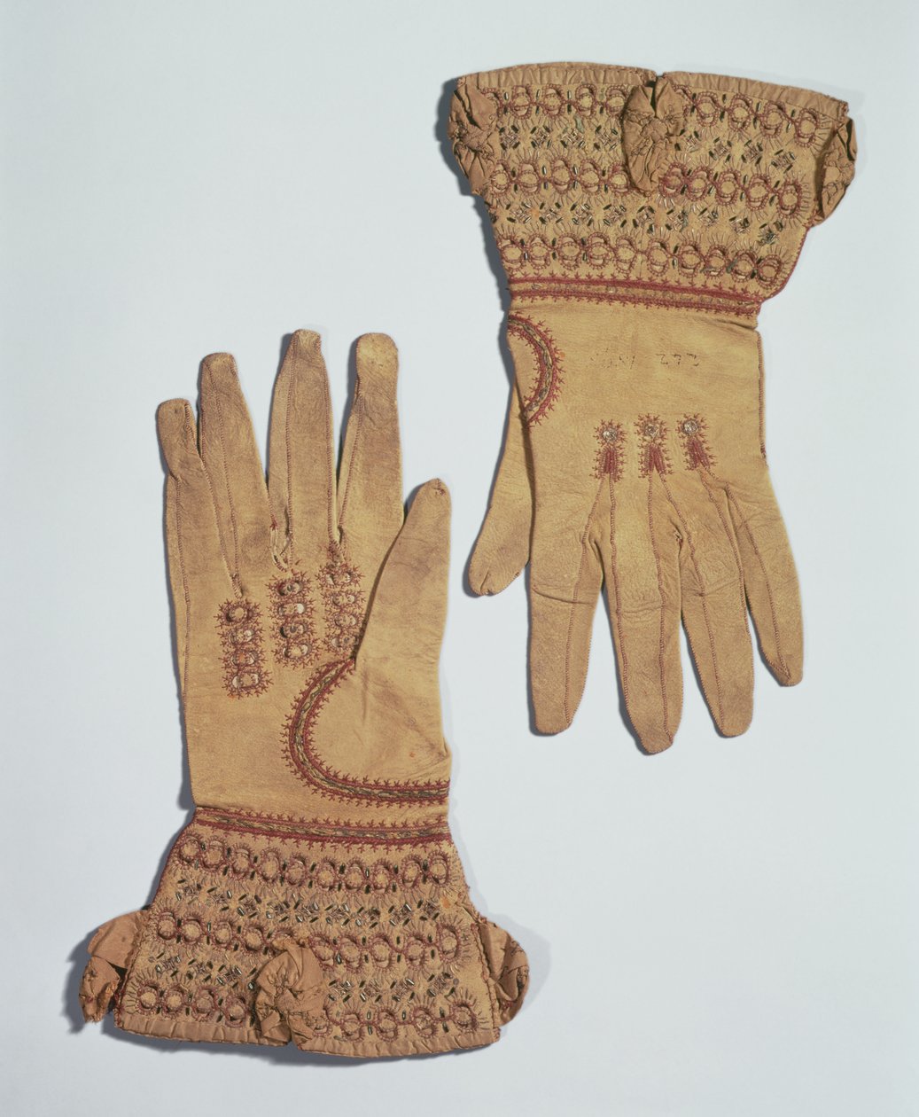 Handsker tilhørende Queen Anne, 1600-tallet (broderet tekstil og læder) af Unbekannt Unbekannt