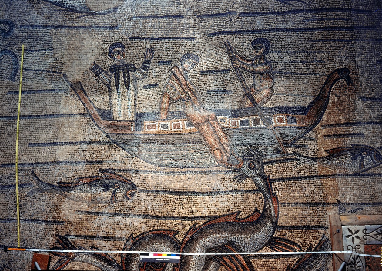 Jonas bliver slugt af hvalen, detalje fra et dekorativt fortov, der viser kristne billeder og hedenske symboler, ca. 313 e.Kr. af Unbekannt Unbekannt