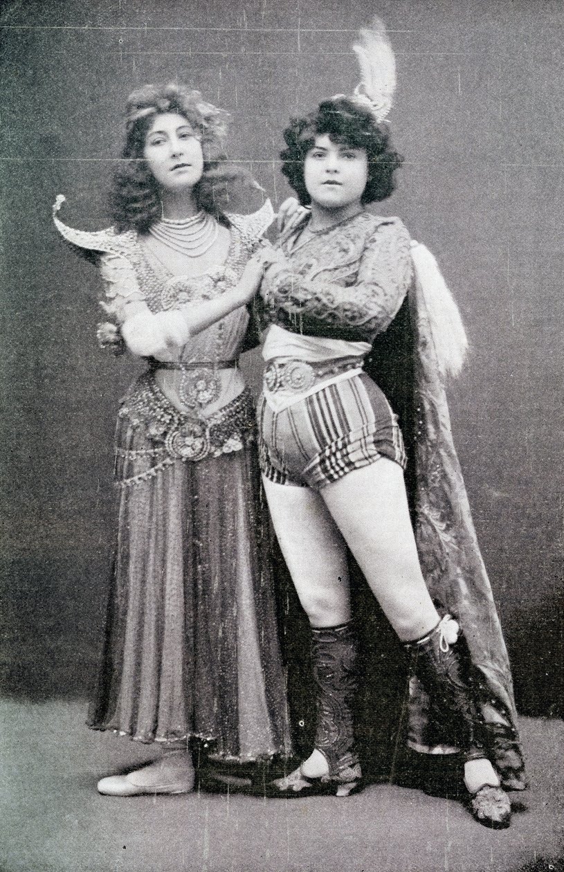 Liane de Pougy optræder som den indiske gudinde "La Yakcha" på Palace Theatre, London med sin ledsager, Lallie Pernod, 1901 af Unbekannt Unbekannt