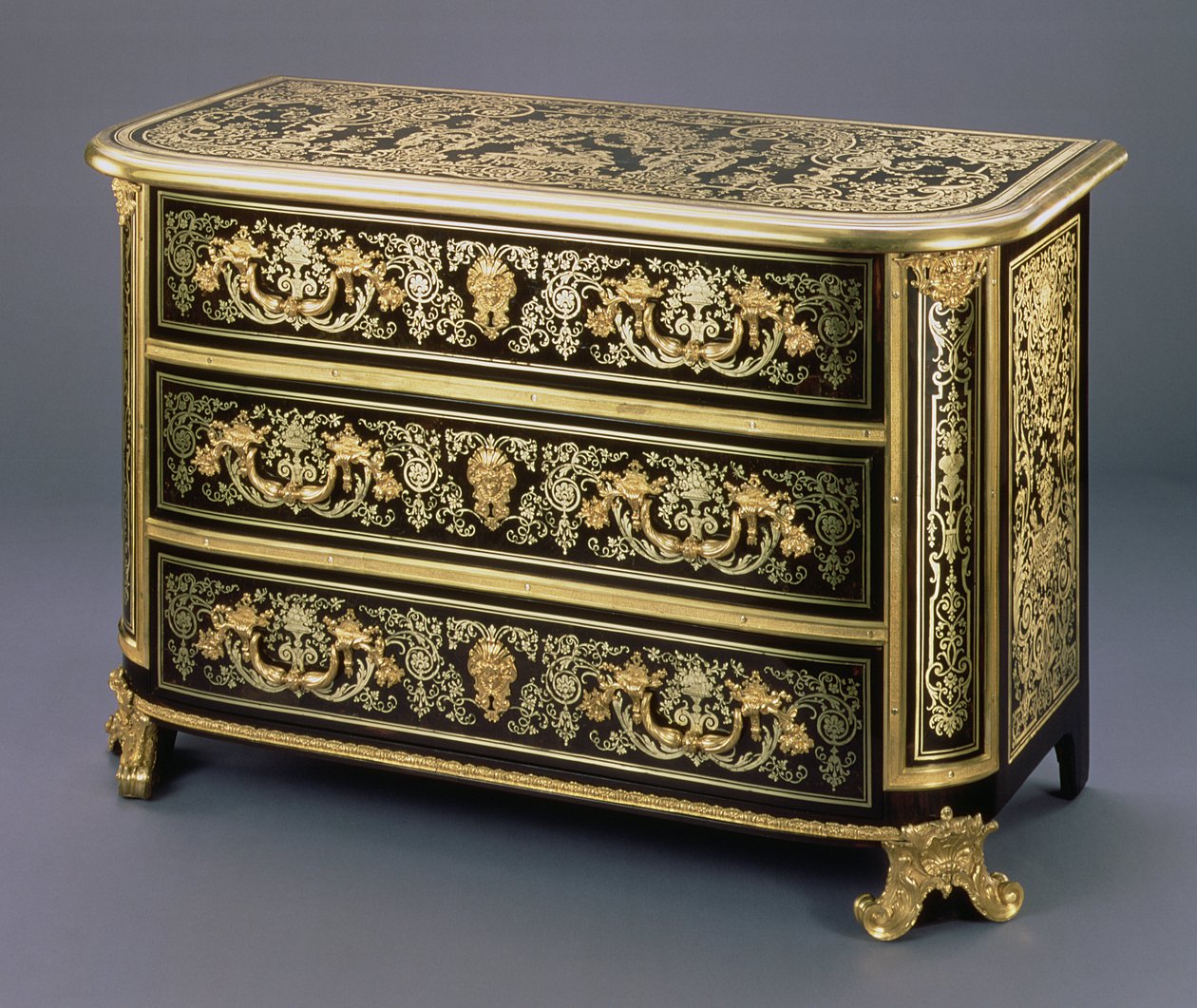 Louis XIV Boulle kommode med ormolu-beslag og kunstfærdige indlæg af urner og blomsterruller i stil med Jean Berain I af Unbekannt Unbekannt