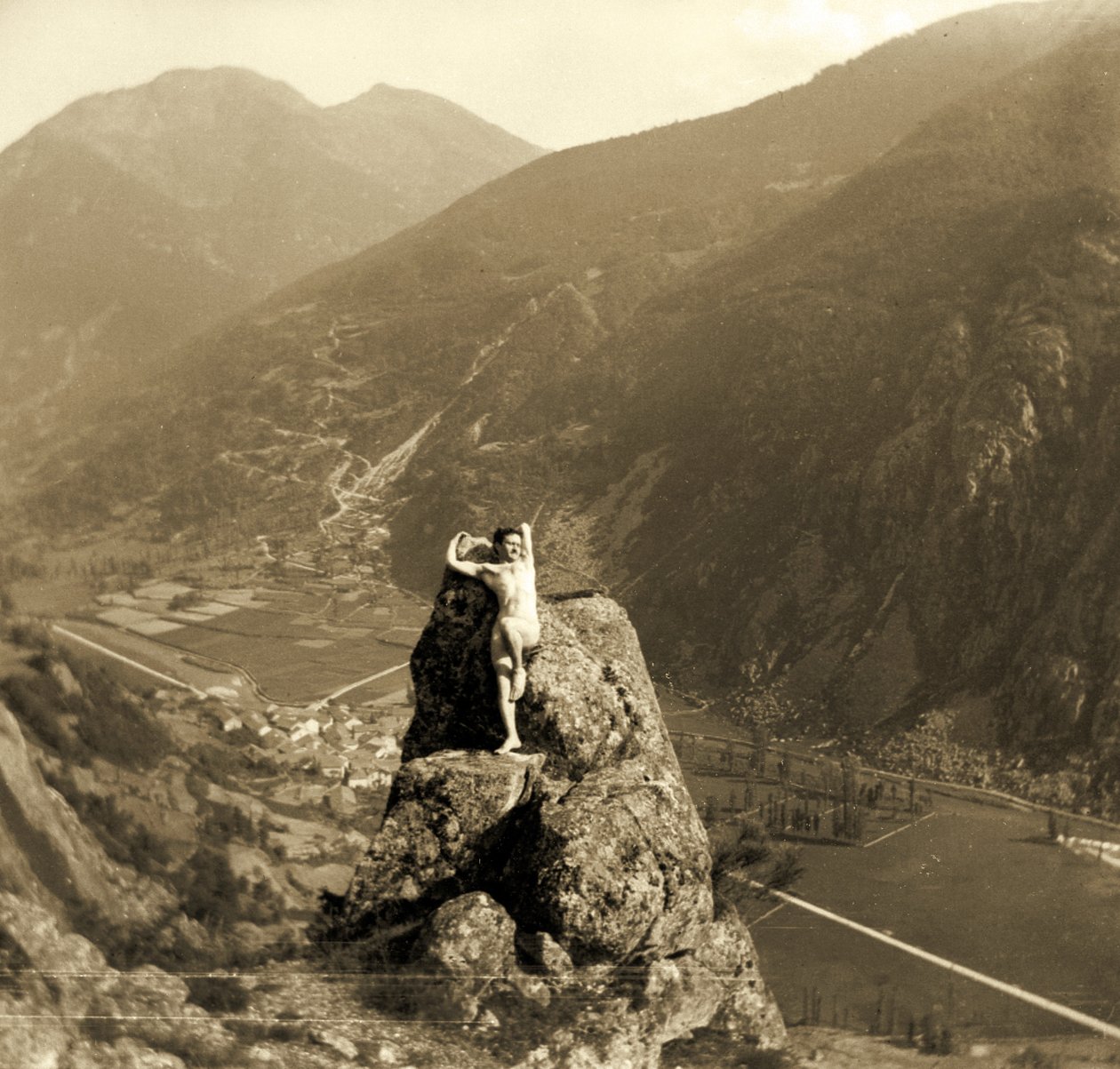 Nøgen mand poserer på en klippe i en bjergrig dal, ca. 1910 af Unbekannt Unbekannt