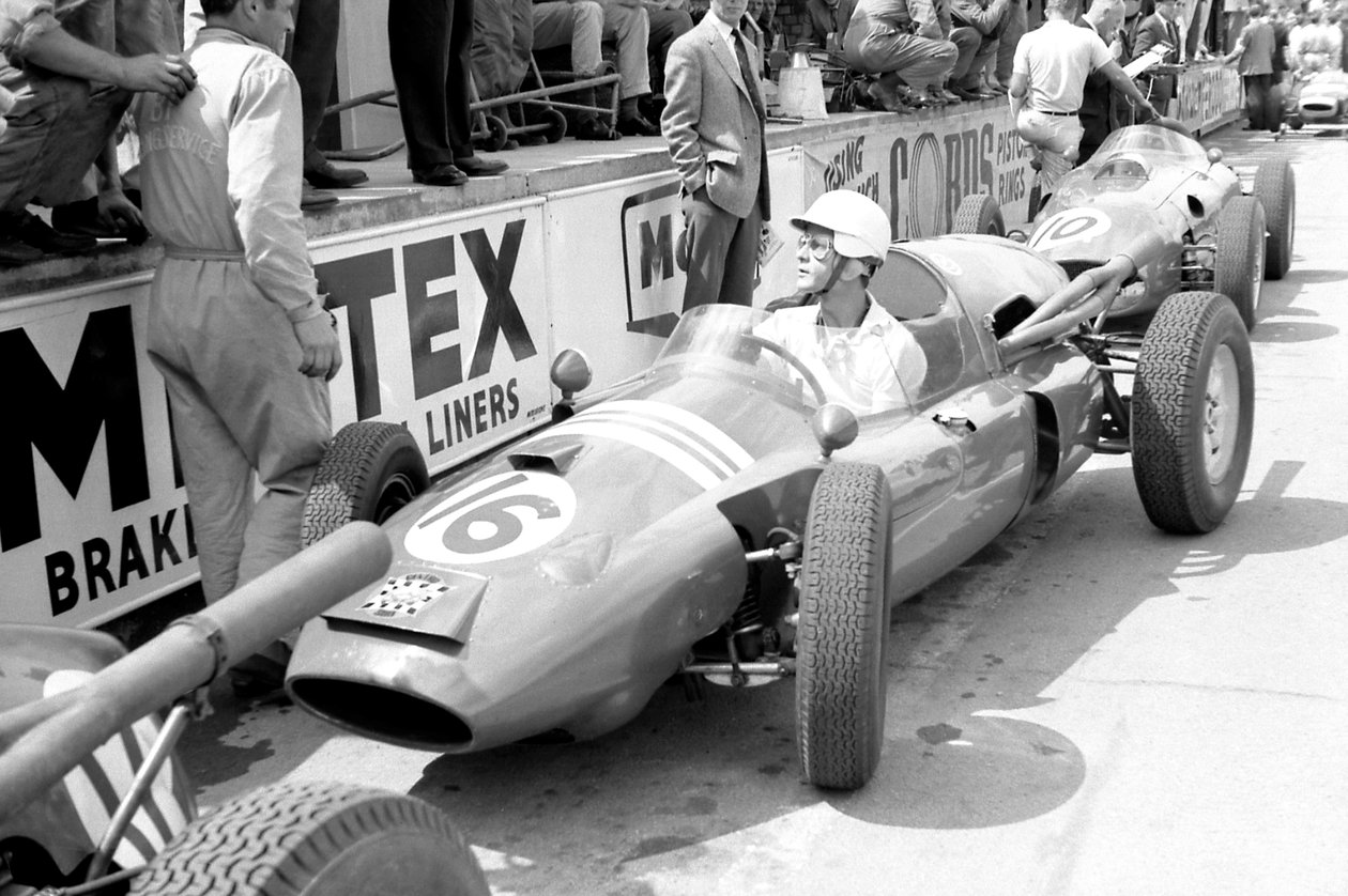 Masten Gregory i centro sud cooper at the pits, 1960 af Unbekannt Unbekannt