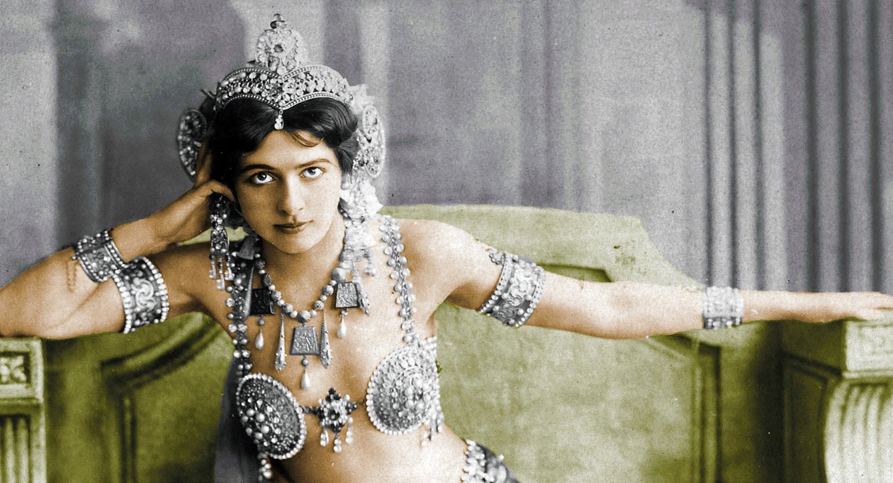 Mata Hari iført en juvelbesat bikini. ca. 1910 af Unbekannt Unbekannt