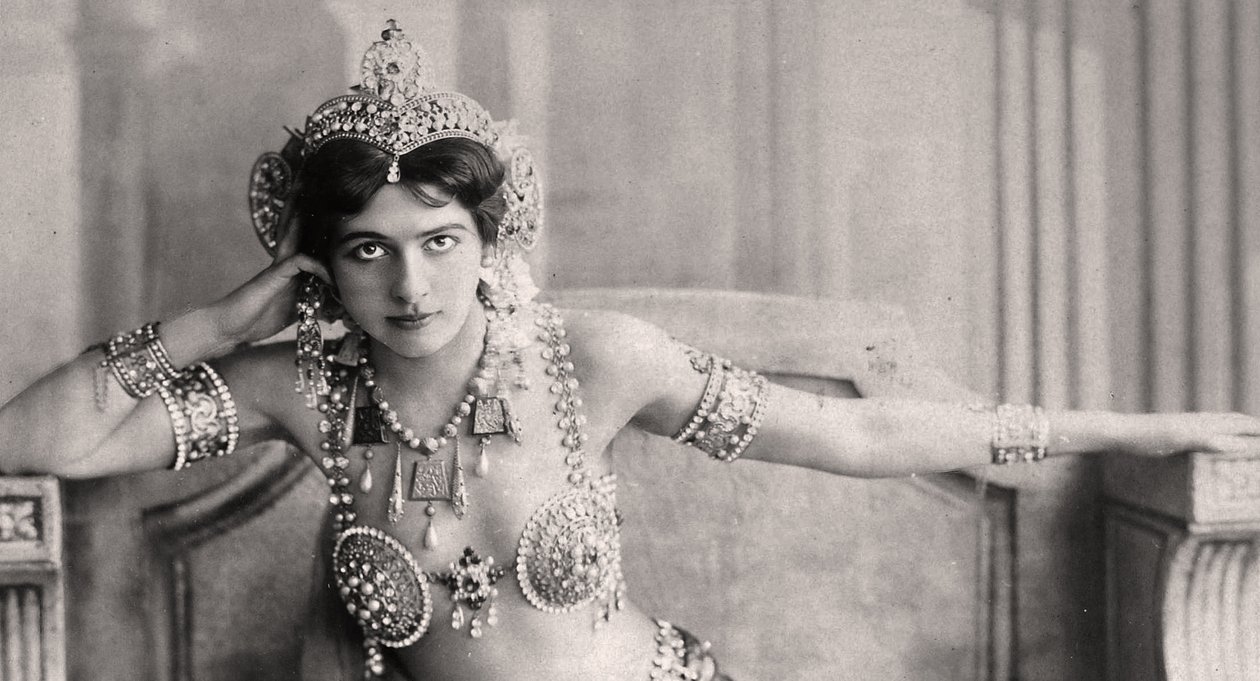 Mata Hari iført en juvelbesat bikini. ca. 1910 af Unbekannt Unbekannt