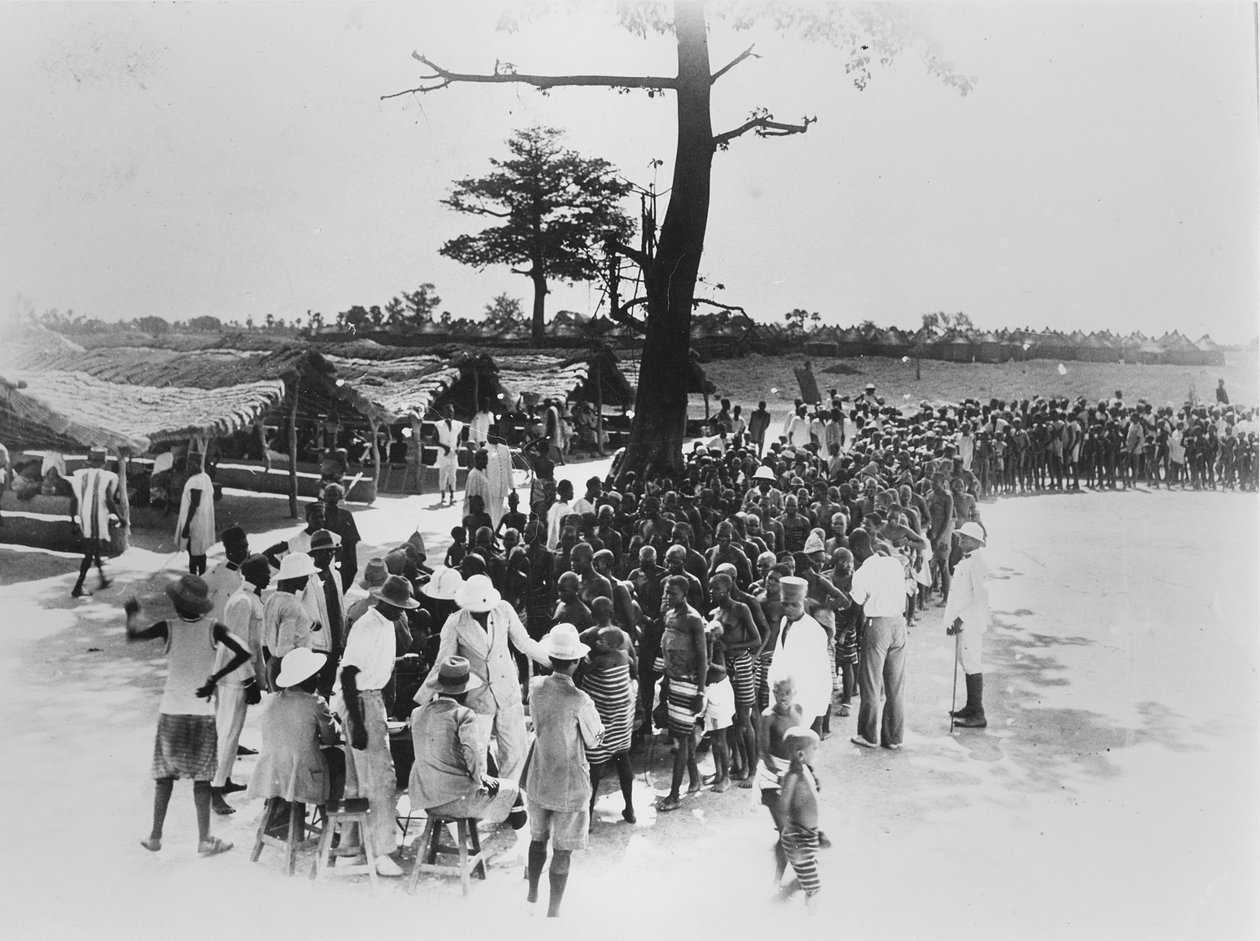 Udendørs vaccinationssession i Cote d"Ivoire, ca. 1920-30 af Unbekannt Unbekannt