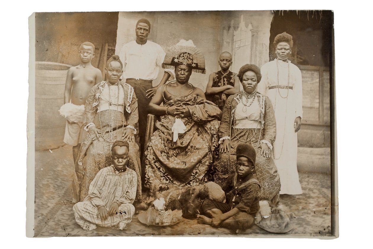 Overami, tidligere konge af Benin, og hans suite, Nigeria, ca. 1900 af Unbekannt Unbekannt