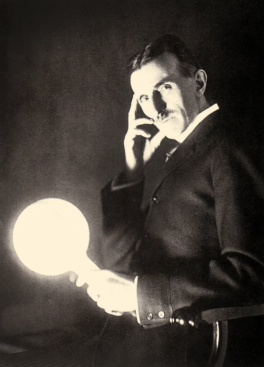 Portræt af Nikola Tesla med en pære oplyst af det elektromagnetiske felt af en Tesla-spole, 1899 af Unbekannt Unbekannt