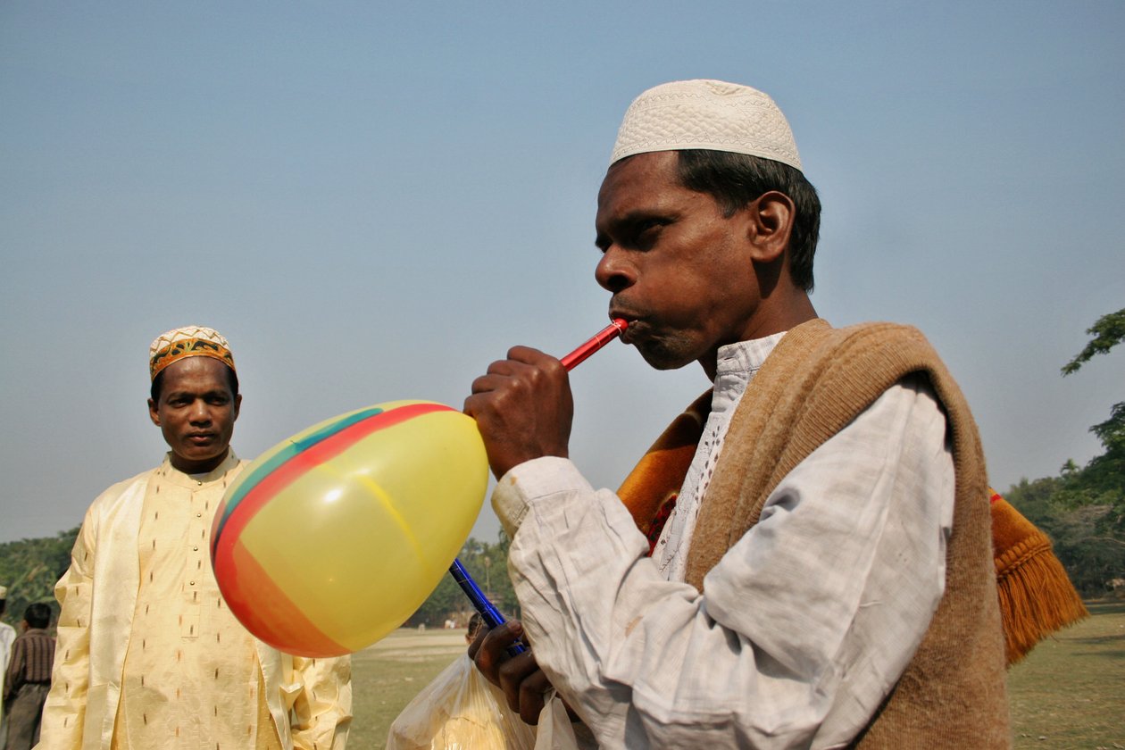 Portræt af en muslimsk far, der puster en ballonfløjte op af Unbekannt Unbekannt