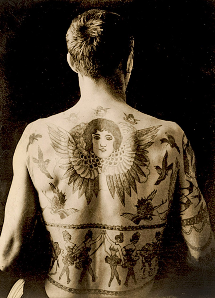 Portræt af en mand med en detaljeret tatovering på bagsiden ca. 1910 af Unbekannt Unbekannt
