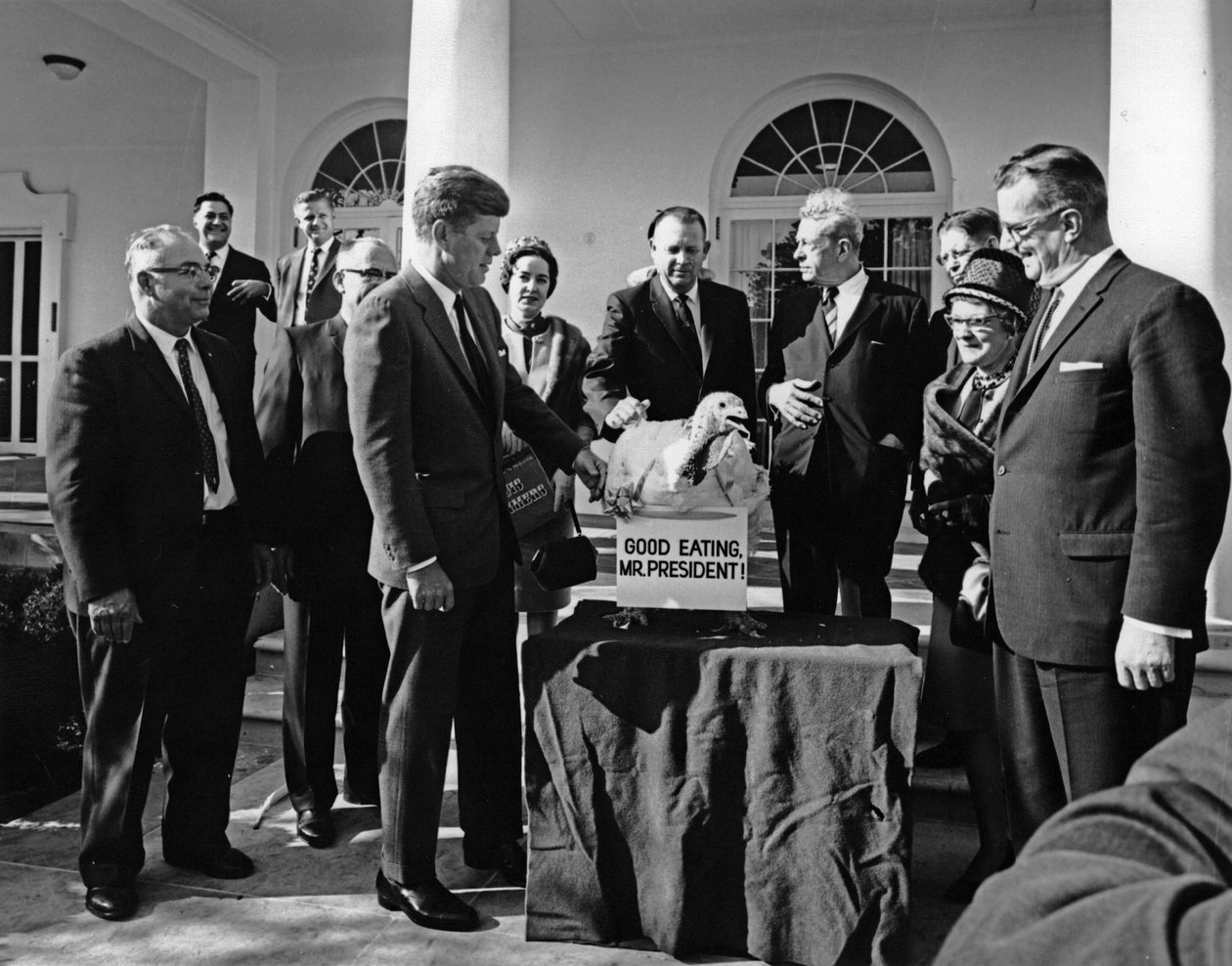 Præsident John F. Kennedy modtager Thanksgiving Tyrkiet i Det Hvide Hus, november 1963 af Unbekannt Unbekannt