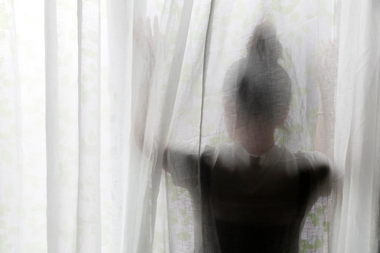 Silhuet af en kvinde bag et halvgennemsigtigt gardin, Ho Chi Minh City, Vietnam af Unbekannt Unbekannt
