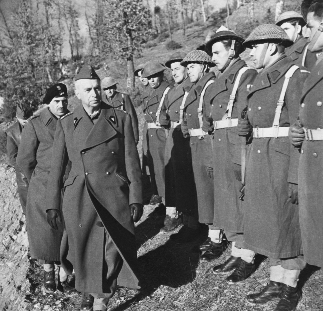 Slaget ved Cassino: General Kazimierz Sosnkowski, øverstkommanderende for de polske styrker, under et besøg hos det 2. polske korps, kommanderet af general Wladyslaw Anders, 30. marts 1944 af Unbekannt Unbekannt