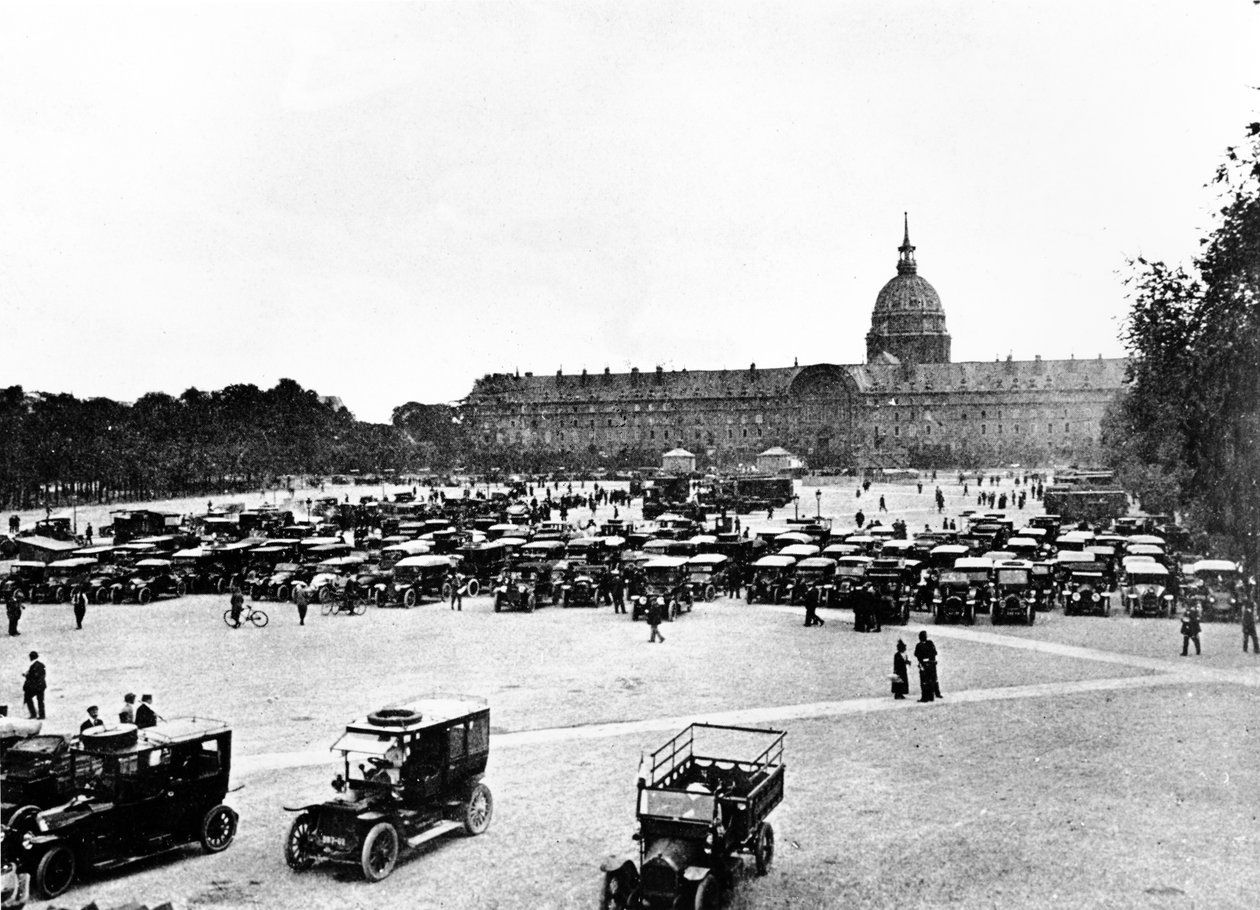 Taxaerne fra Marne samledes ved Invalides, Paris, klar til deres afgang for at transportere tropper til det første slag ved Marne, september 1914 af Unbekannt Unbekannt