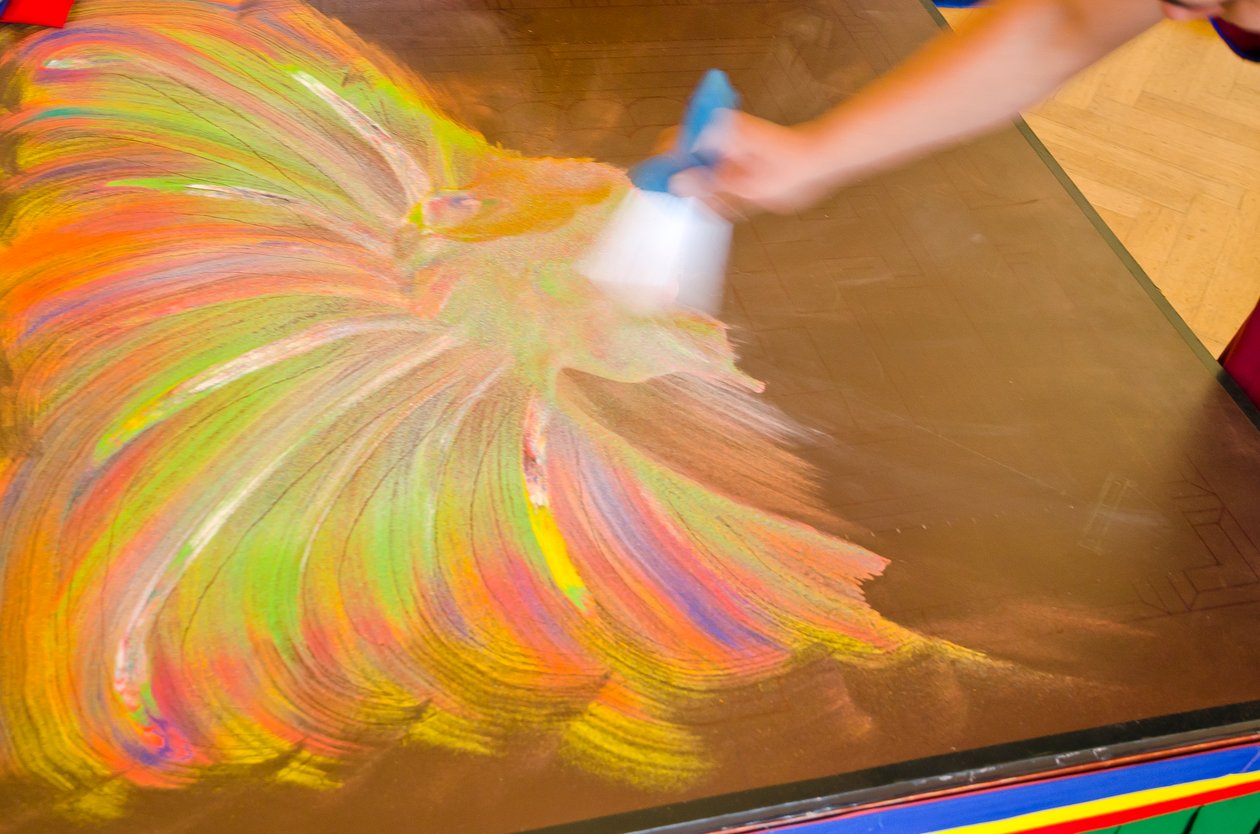 Tibetansk buddhistisk munk fejer en Medicin Buddha Sand Mandala op efter færdiggørelsen under et fundraising besøg i Storbritannien, Swansea, South Wales af Unbekannt Unbekannt