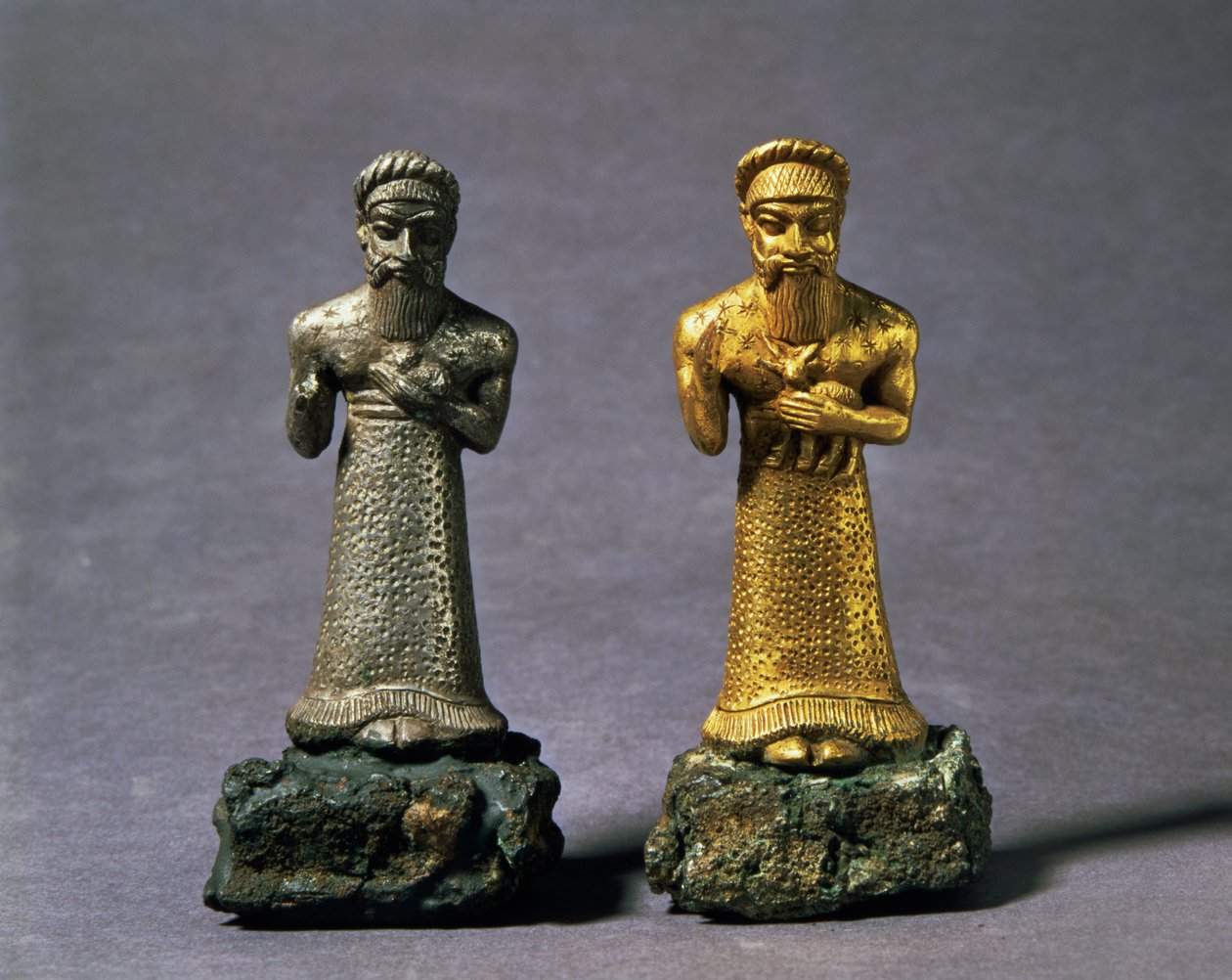 To statuetter af mænd, der bærer ofre af geder, Elamit-perioden, fra Susa, det sydvestlige Iran, ca. 1150 f.Kr. af Unbekannt Unbekannt