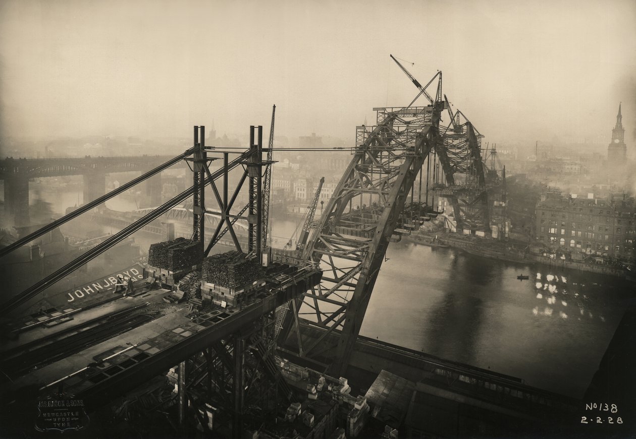 Udsigt over fremskridt med Tyne Bridge, der viser de to halvdele, der kommer tættere på hinanden, 2. februar 1928 af Unbekannt Unbekannt