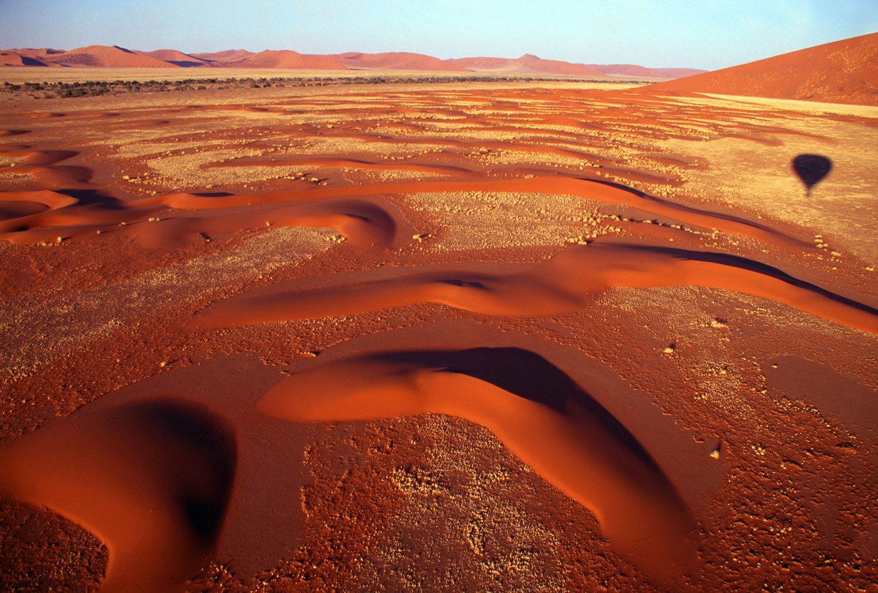 udsigt over en dal af sandklitter fra en tur i luftballon lige efter solopgang nær Sossusvlei i Namib-ørkenen, Namibia. 24-07-2003. af Unbekannt Unbekannt